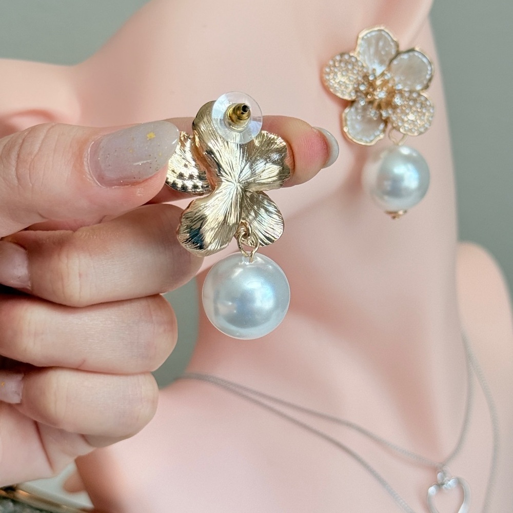 ⚜️ Elegant Gold and Pearl Flower Earrings - Picture 4 of 11